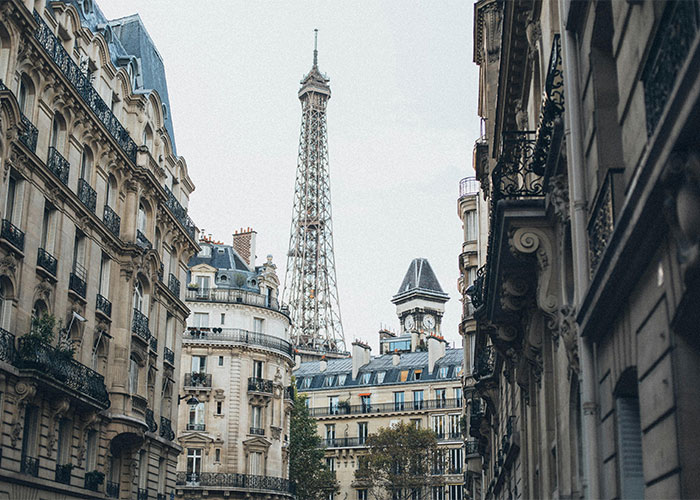 “Taking Cheerful Selfies In Inappropriate Places”: 30 Major Travel Mistakes Tourists Still Make