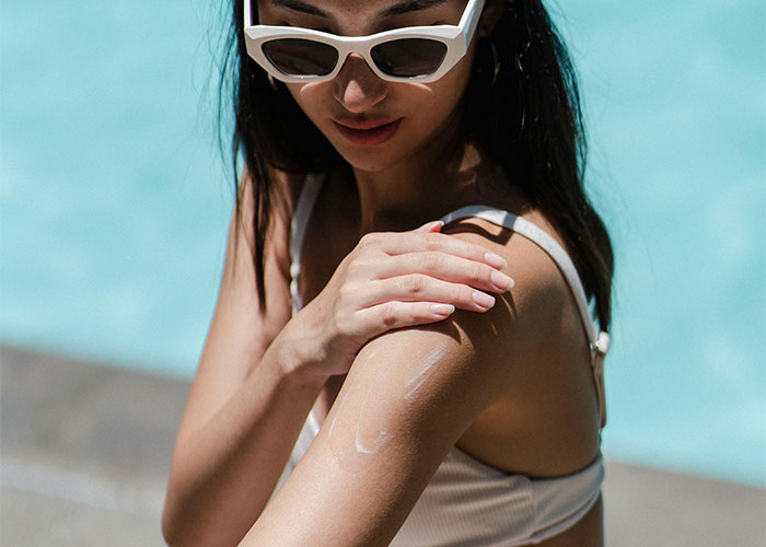 “Taking Cheerful Selfies In Inappropriate Places”: 30 Major Travel Mistakes Tourists Still Make