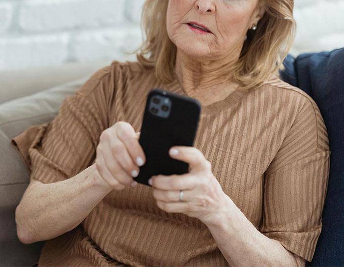 Woman Can’t Trust Son’s GF With No Social Media And A Secretive Job, Tries To Hack Her Phone Woman Can’t Trust Son’s GF With No Social Media And A Secretive Job, Tries To Hack Her Phone