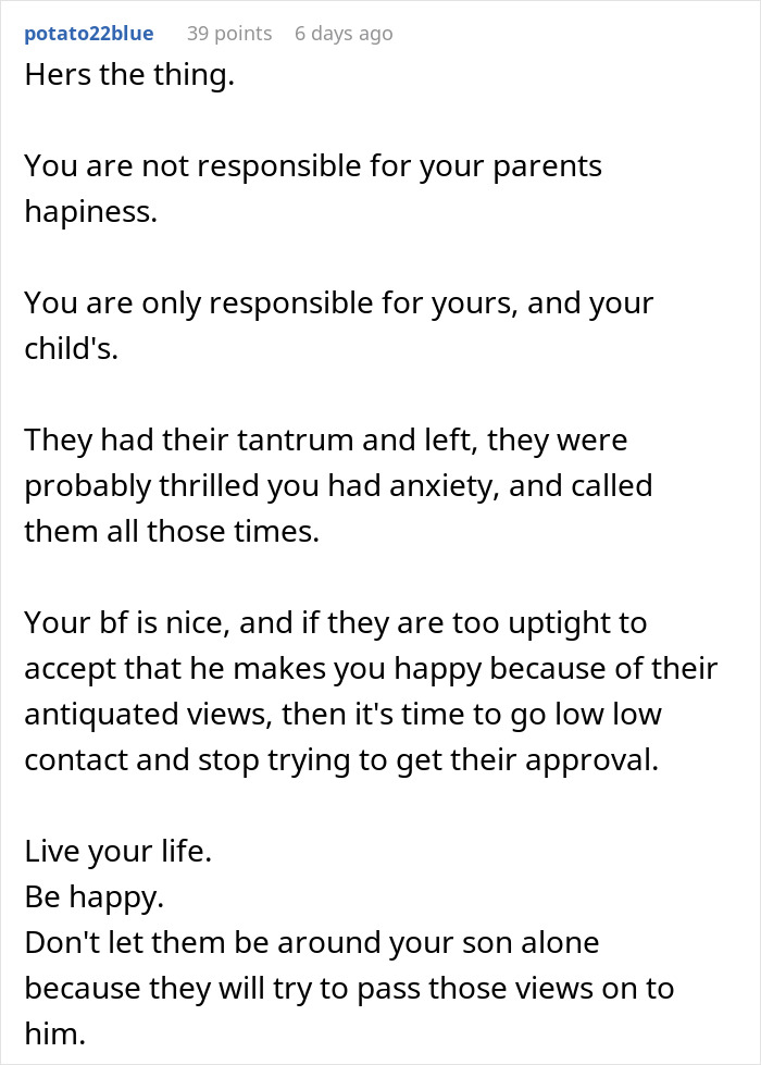 Text response on boundaries after woman’s parents react to her tattoo, advising independence and prioritizing personal happiness. Text response on boundaries after woman’s parents react to her tattoo, advising independence and prioritizing personal happiness.
