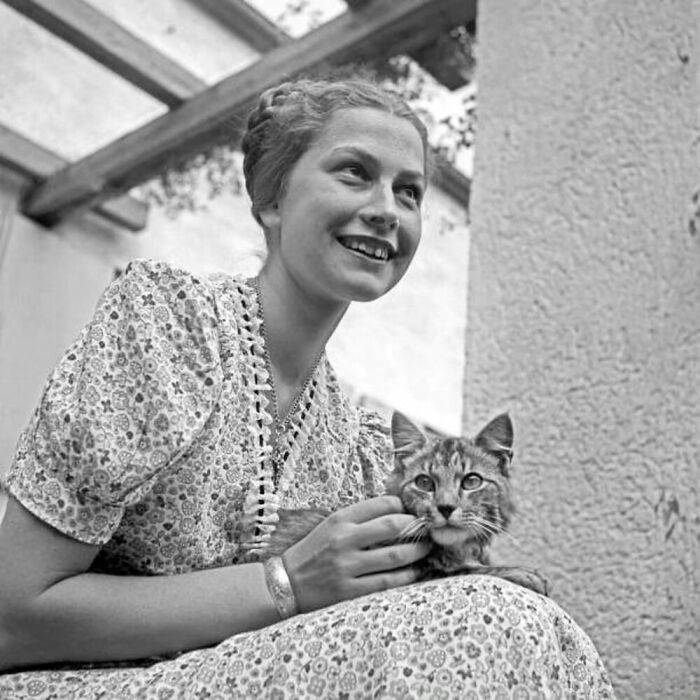 76 Vintage Photos Of Cats Posing With Famous People And Interesting Personalities (New Pics)