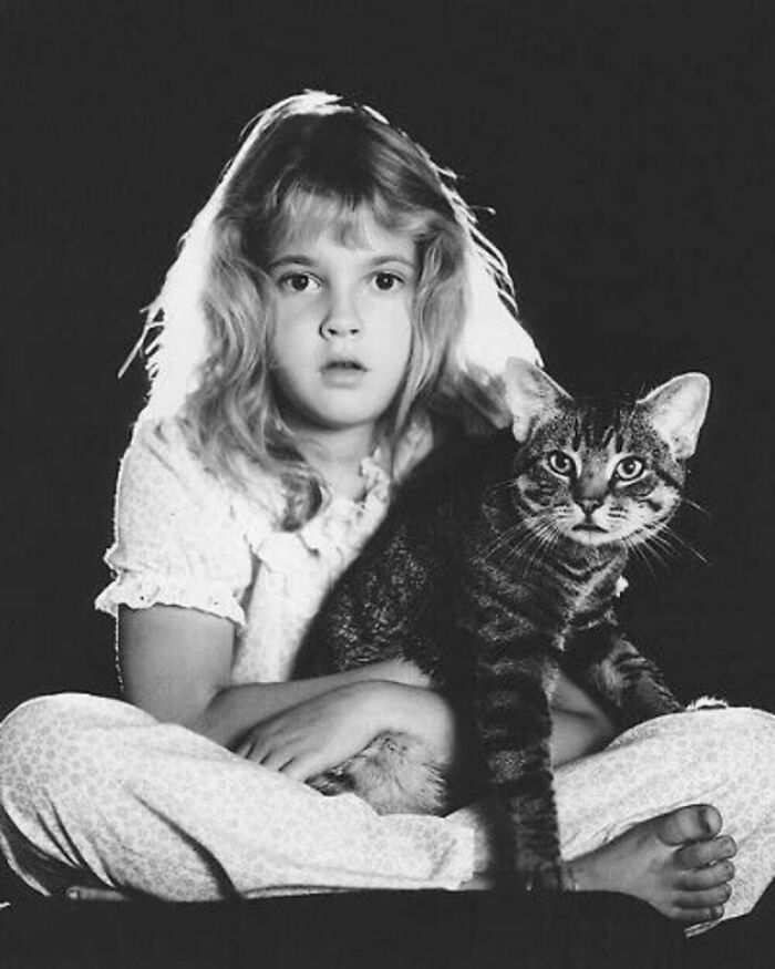 76 Vintage Photos Of Cats Posing With Famous People And Interesting Personalities (New Pics)