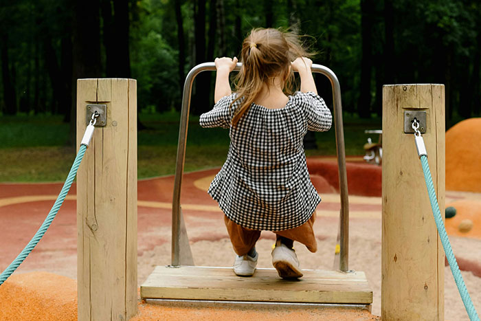 Employee Does To This Heartless Dad Of A Crying 6YO What Everyone Was Thinking Of Doing To Teach Him A Lesson