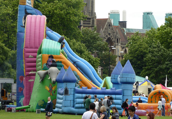 Entitled Mom Won&rsquo;t Move Her Kid Out Of The Way Of An Inflatable Slide, Ends Up Regretting It