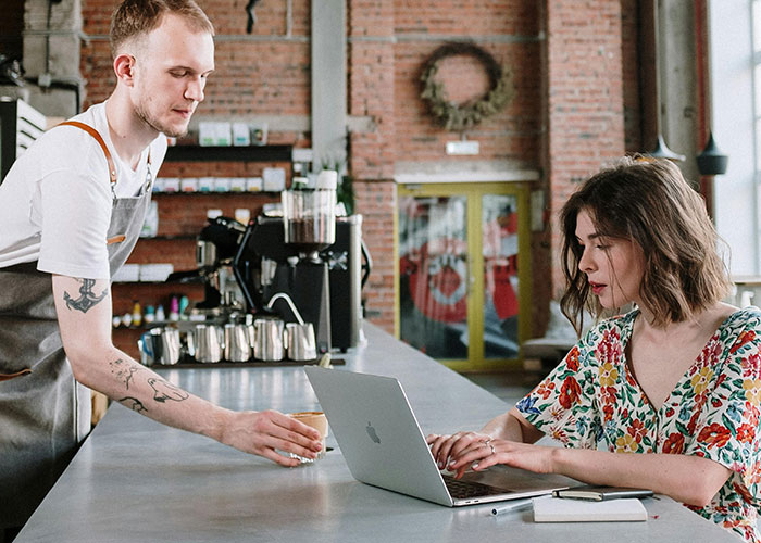 American Can&rsquo;t Understand Why European Cafes Are Banning Laptops, Gets A Reality Check