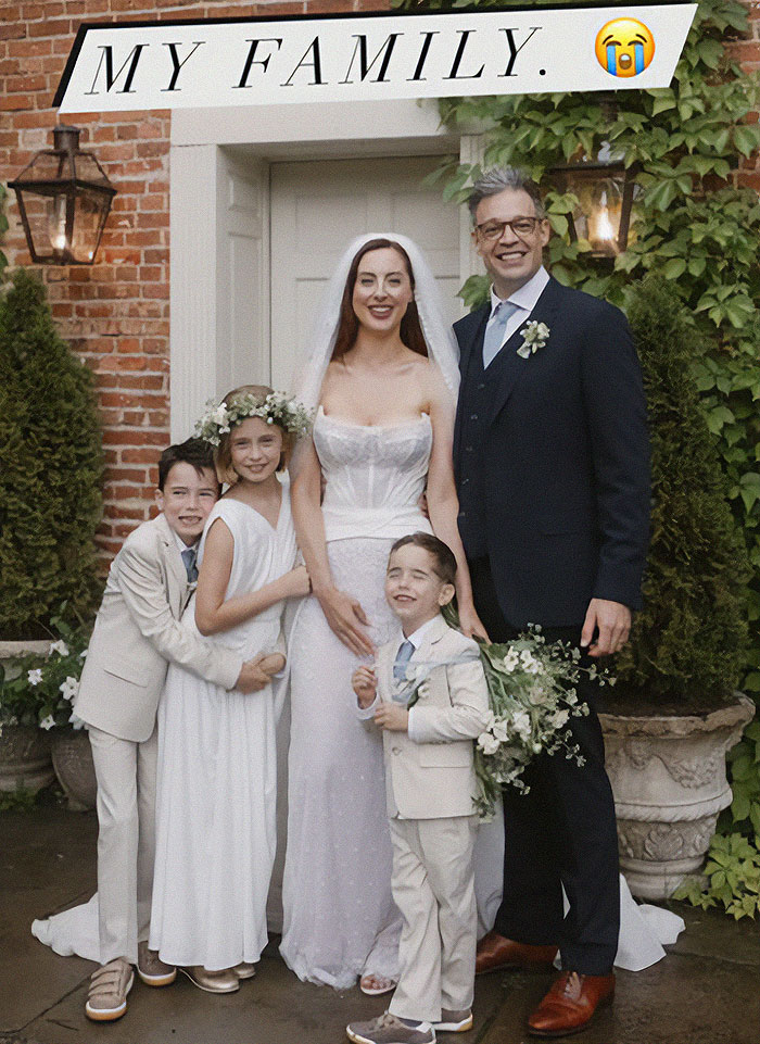 Susan Sarandon’s Daughter Brilliantly Shuts Down Trolls Over Her Wedding Dress Cleavage Susan Sarandon’s Daughter Brilliantly Shuts Down Trolls Over Her Wedding Dress Cleavage