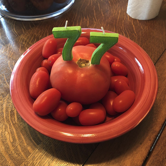 Mi papá se mantuvo firme en que no le compráramos un pastel para su cumpleaños, pero come tomates como si fueran caramelos, así que esto es lo que se le ocurrió a mi hermano