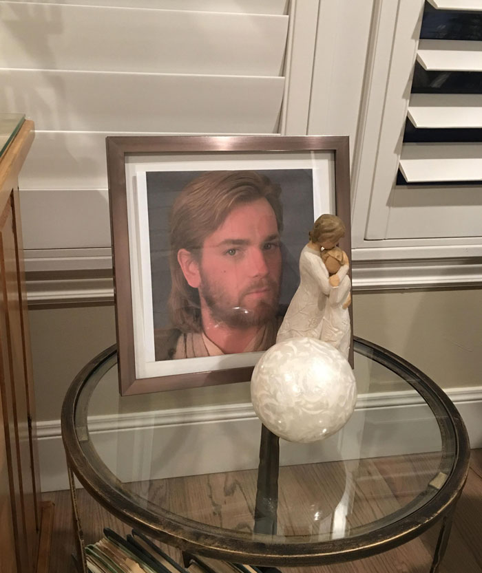 Mi hermano reemplazó una imagen de Jesús en la casa de mis padres por una imagen de Obi-Wan Kenobi interpretado por Ewan McGregor. Tres meses y contando sin que se den cuenta