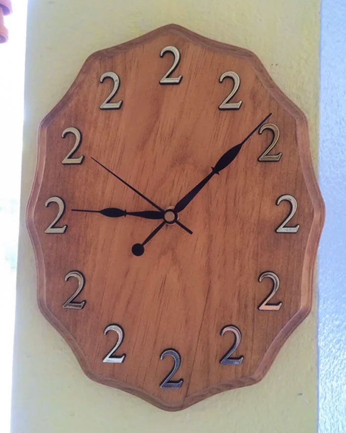 Siempre que le pregunto a mi papá qué hora es, dice "las 2", seguido de una breve pausa: "¡Demasiado tarde!" o "¡Demasiado temprano!", así que le hice este reloj