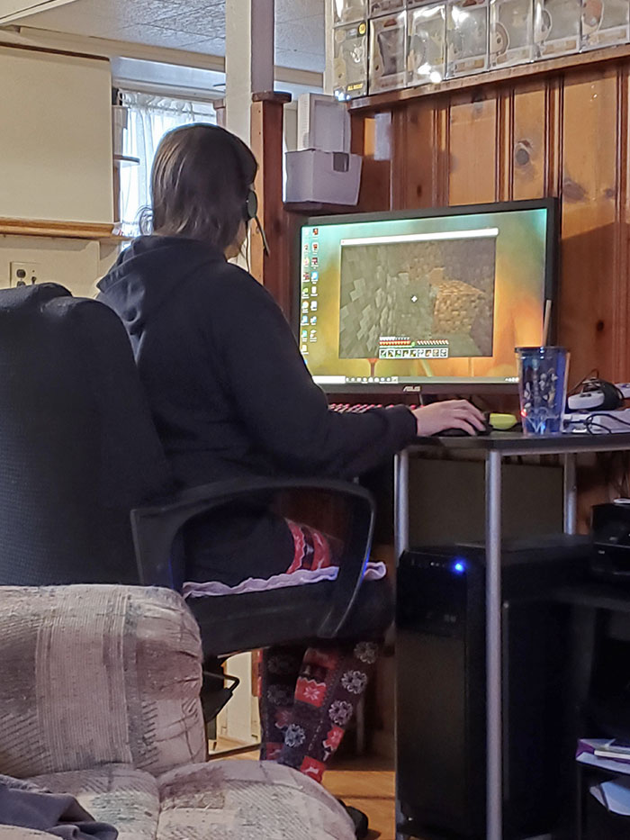 After Spending More Money Than We Can Really Afford On A Gaming Computer, My Wife Is Playing Minecraft In Windowed Mode