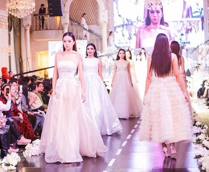 Man’s “Embarrassingly Ostentatious” Proposal Lands Him In Jail Man’s “Embarrassingly Ostentatious” Proposal Lands Him In Jail