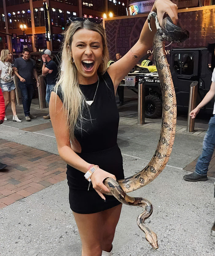 “Hawk Tuah Girl” Stuns Thousands After First Public Appearance At Zach Bryan Show “Hawk Tuah Girl” Stuns Thousands After First Public Appearance At Zach Bryan Show