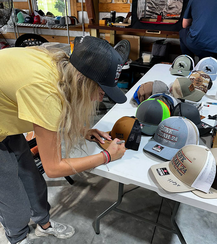 “Hawk Tuah Girl” Stuns Thousands After First Public Appearance At Zach Bryan Show “Hawk Tuah Girl” Stuns Thousands After First Public Appearance At Zach Bryan Show