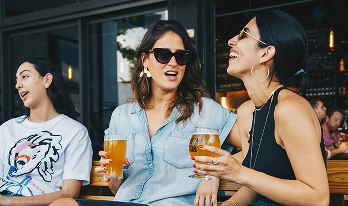 Woman Can’t Stand Weird Neighbor Who Keeps Embarrassing Her, Sparks Discussion Online