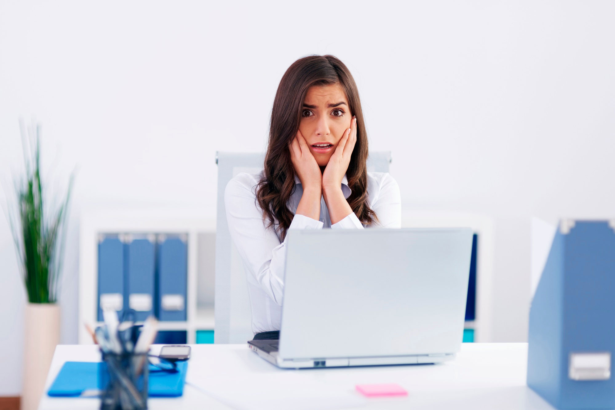 Woman Can&rsquo;t Stand Weird Neighbor Who Keeps Embarrassing Her, Sparks Discussion Online