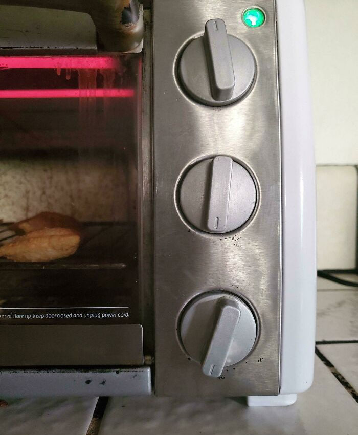 Props To The New Roommate For Cleaning The Whole Kitchen, But She Scrubbed The Microwave Oven So Hard, All The Ink Came Off The Dials