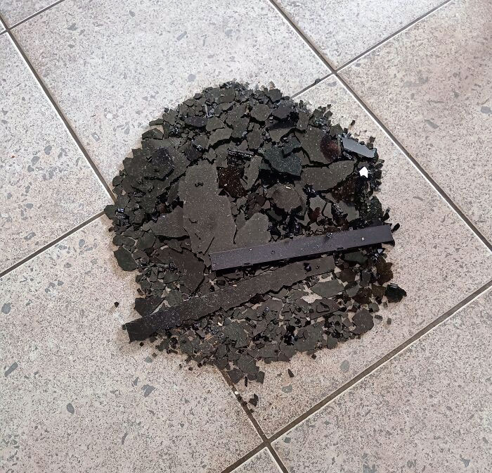 I Broke My Boyfriend's Tempered Glass While Cleaning Up His PC, Time To Pack My Bags Because I'm Gonna Be Single When He Gets Back Home