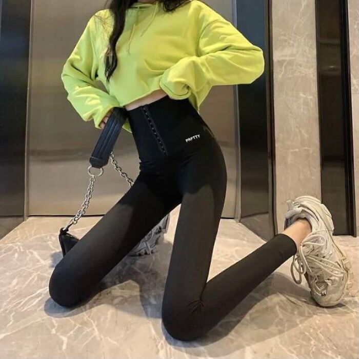 Lo que le falta de piernas lo compensa en talla de zapatos