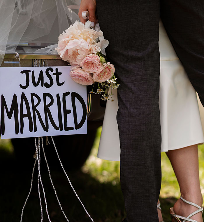 Bride Calls Her Wedding “Merely A Legal Formality”, Refuses To Take The Day Off From Work Bride Calls Her Wedding “Merely A Legal Formality”, Refuses To Take The Day Off From Work