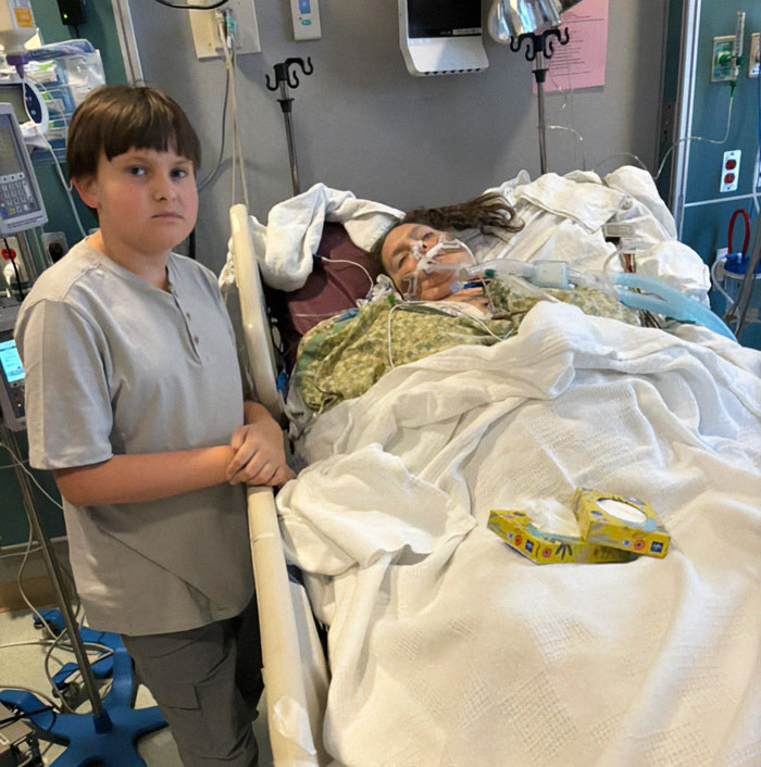 “Please Help Bury My Mama”: 11-Year-Old Boy Stands On Roadside For Two Days To Raise Money “Please Help Bury My Mama”: 11-Year-Old Boy Stands On Roadside For Two Days To Raise Money