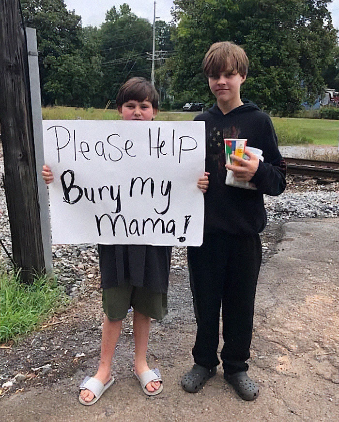 “Please Help Bury My Mama”: 11-Year-Old Boy Stands On Roadside For Two Days To Raise Money “Please Help Bury My Mama”: 11-Year-Old Boy Stands On Roadside For Two Days To Raise Money