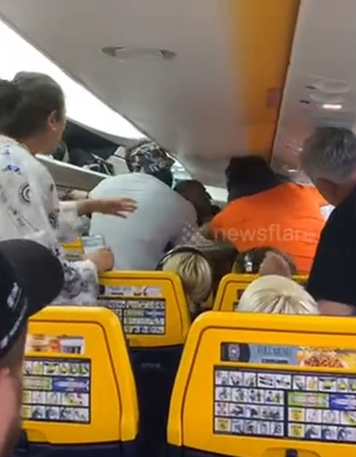 After Woman Refuses To Switch Seats, Mid-Air &ldquo;Mass Brawl&rdquo; Forces Emergency Landing