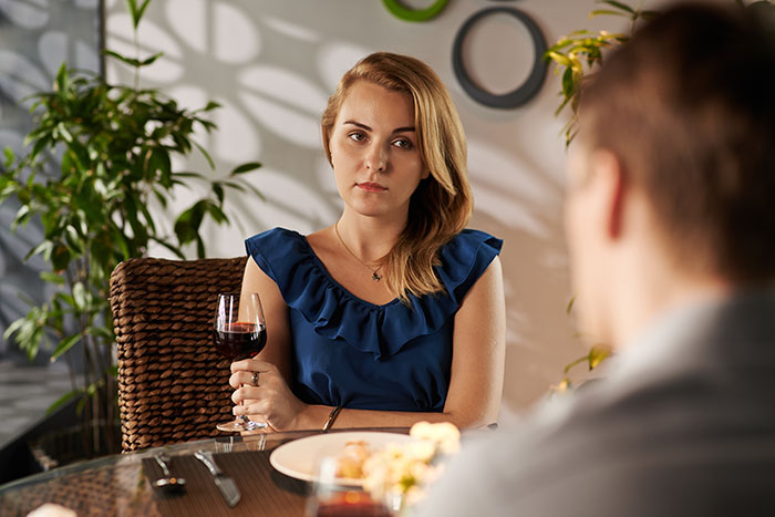 Man Plays Cruel Game With Waiter&rsquo;s Tip &ldquo;To Ensure Good Service,&rdquo; His Date Refuses To Play Along