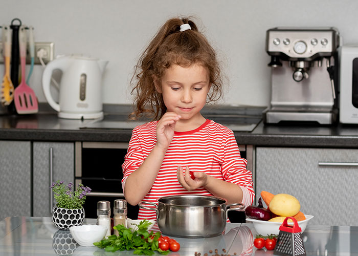 5 Y.O.&rsquo;s &lsquo;Modern&rsquo; Eating Habits Anger Grandma, She Tries To Overthrow Them But Gets Kicked Out
