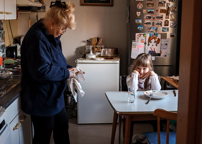 5 Y.O.&rsquo;s &lsquo;Modern&rsquo; Eating Habits Anger Grandma, She Tries To Overthrow Them But Gets Kicked Out