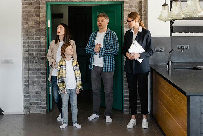 “Which Profession Has The Most Deranged People?”: 40 Jobs That Often Attract Strange People