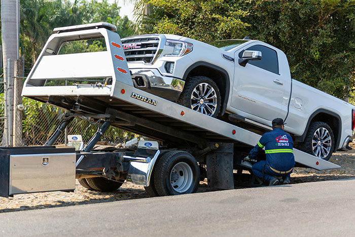 Teens Refuse To Back Off From Lady’s Driveway So She Can Get To Work, Learn A Lesson The Hard Way Teens Refuse To Back Off From Lady’s Driveway So She Can Get To Work, Learn A Lesson The Hard Way