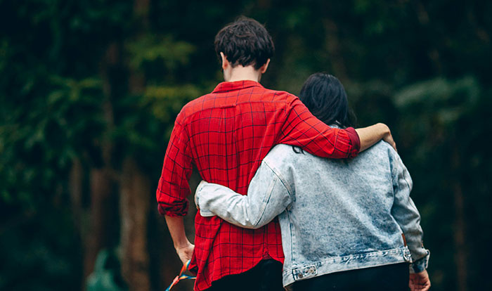 Smart Woman Is Called “Not Bright” By BF To Strangers, Friend Wonders If They Should Tell Her