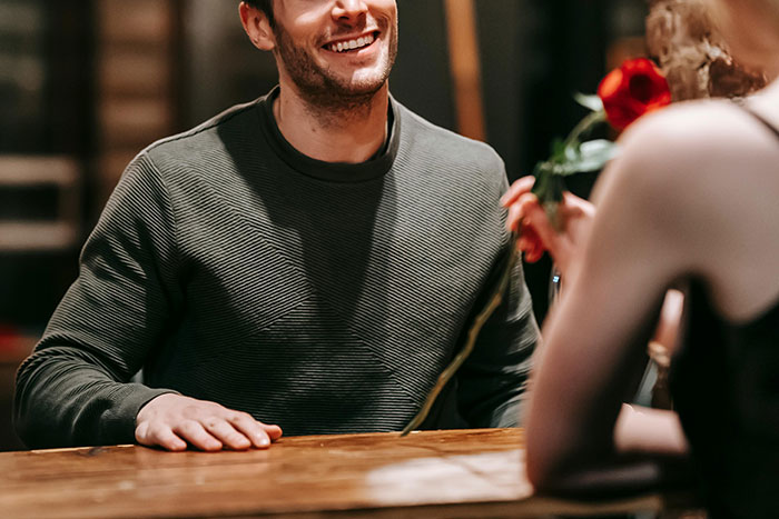 Man Goes Through Partner’s Phone To Find Messages He Didn’t See Coming, Sparks A Discussion Man Goes Through Partner’s Phone To Find Messages He Didn’t See Coming, Sparks A Discussion