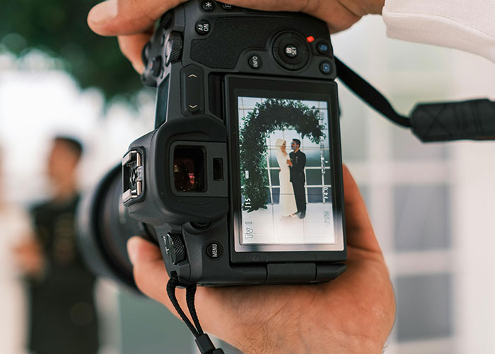 Rude Wedding Guests Complain About Terrible Pics Of Them, Get Shown Exactly Why That Happened
