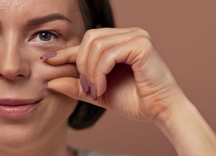 Nursing Mother Snaps After Husband Keeps Laughing At Her Pain, Pinches His Nipple Extremely Hard