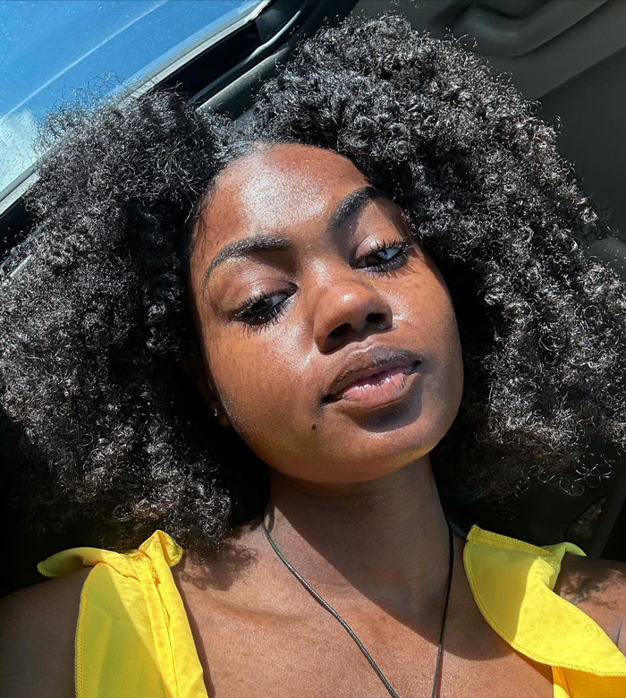 Passenger Refuses $1500 Cash To Give Up Her Seat On Full Flight, Ignites Controversy Online