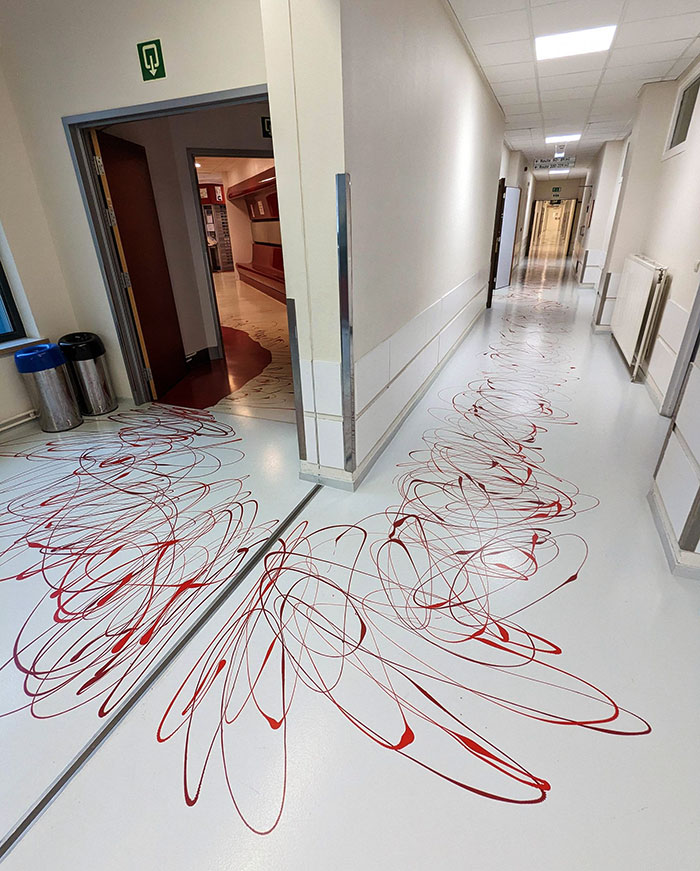 Este diseño en el suelo de un hospital