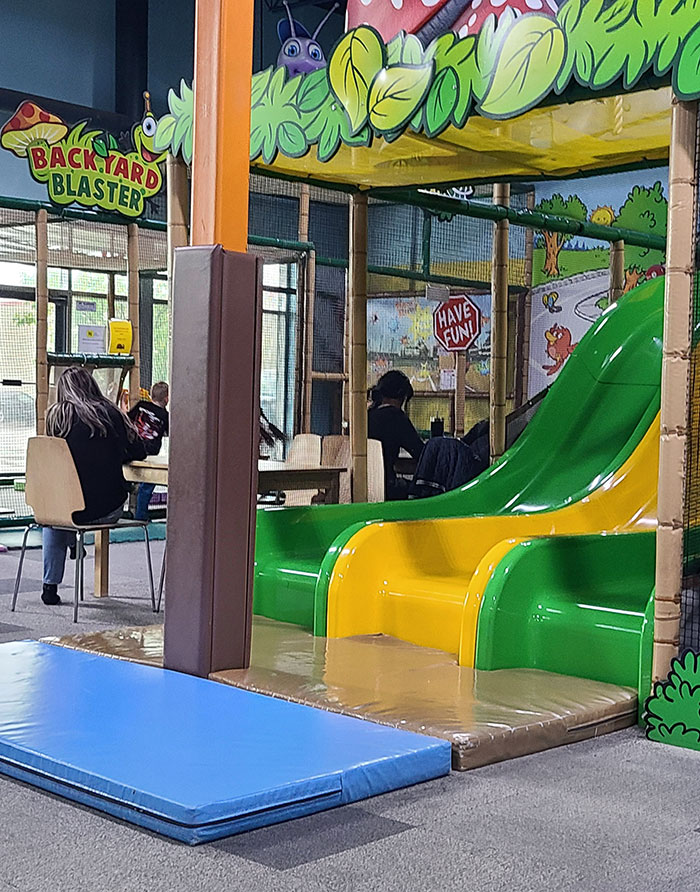 Al menos no aterrizas en el duro suelo