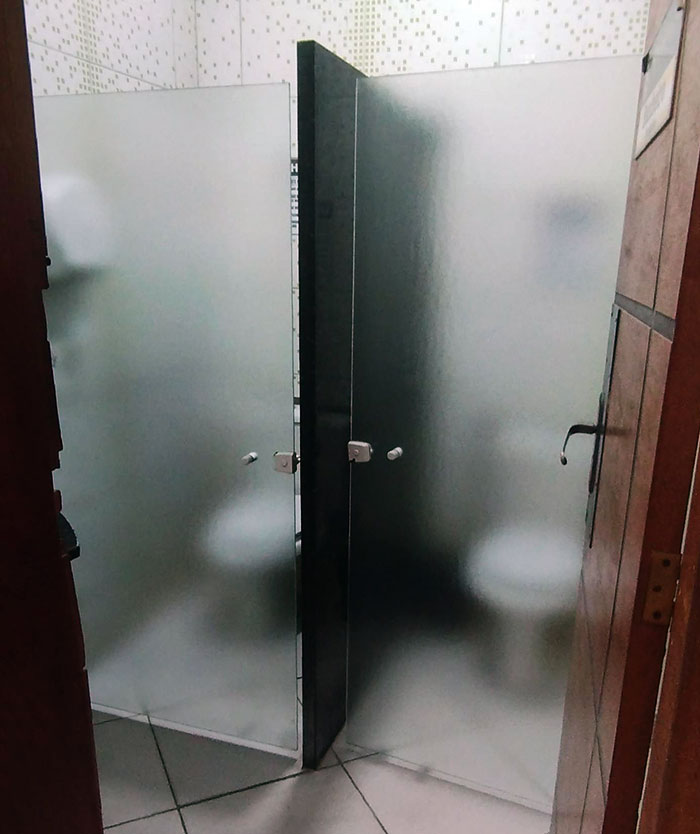 Los estudiantes de mi curso se quejaron de no tener suficiente privacidad y la universidad decidió instalar puertas de vidrio para resolver el problema