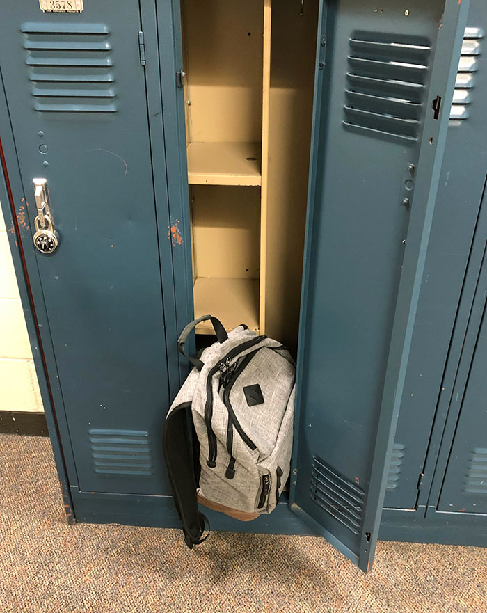 En el casillero de mi escuela ni siquiera cabe mi mochila por culpa de esos estantes