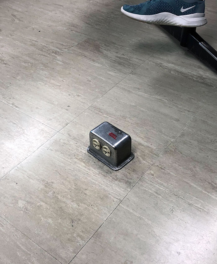 En mi aula hay estos enchufes en el suelo. Lo mejor para tropezarse