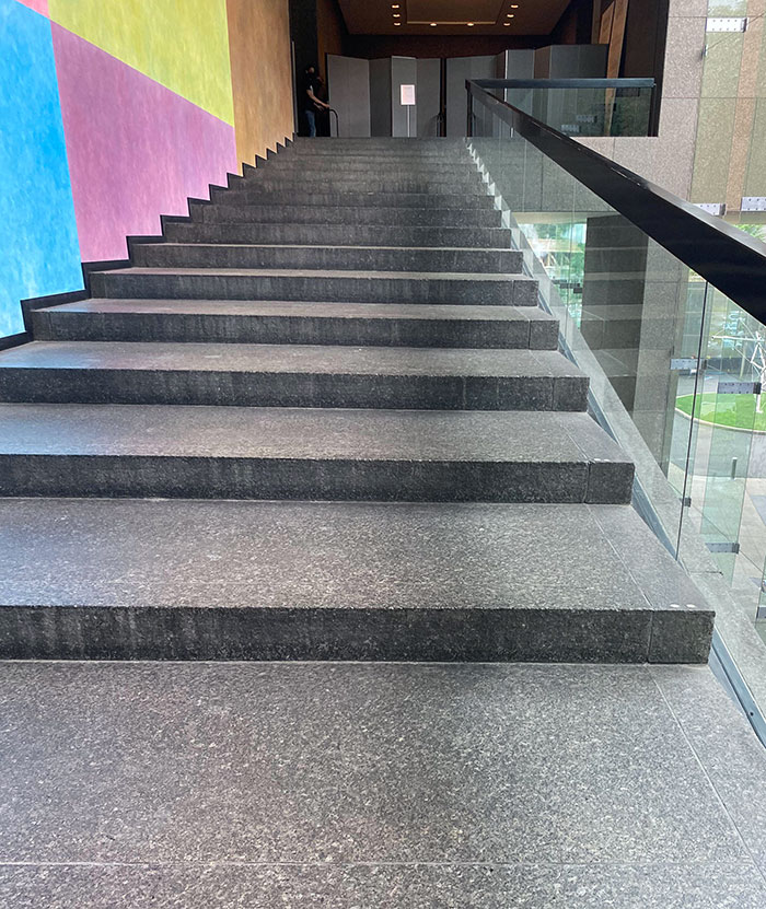 Peldaños que son demasiado largos para dar solo un paso, pero demasiado cortos para dos