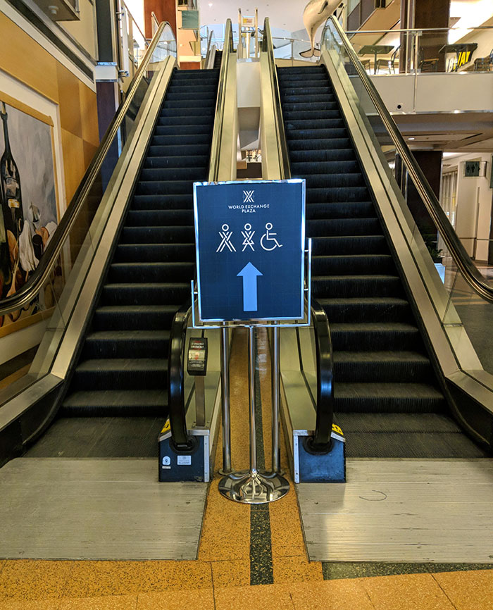 Los baños accesibles para sillas de ruedas se encuentran en el segundo piso. Solo hay que subir rápidamente por la escalera mecánica.