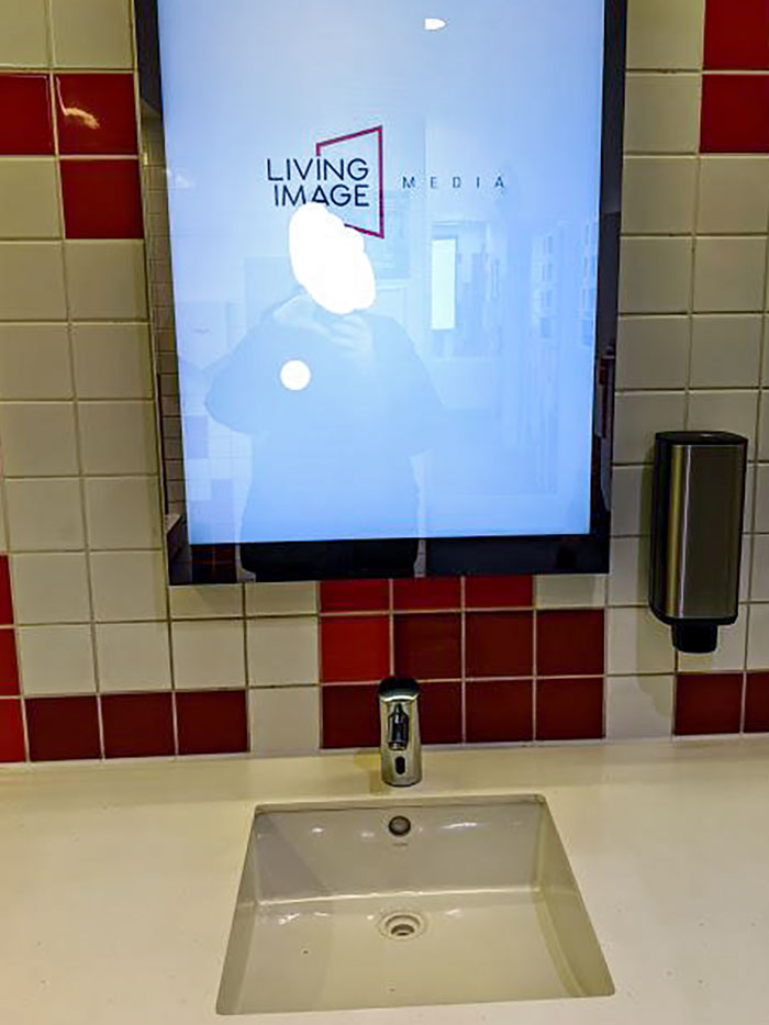 Reemplazaron la mitad de los espejos del baño de mi centro comercial local por carteles publicitarios