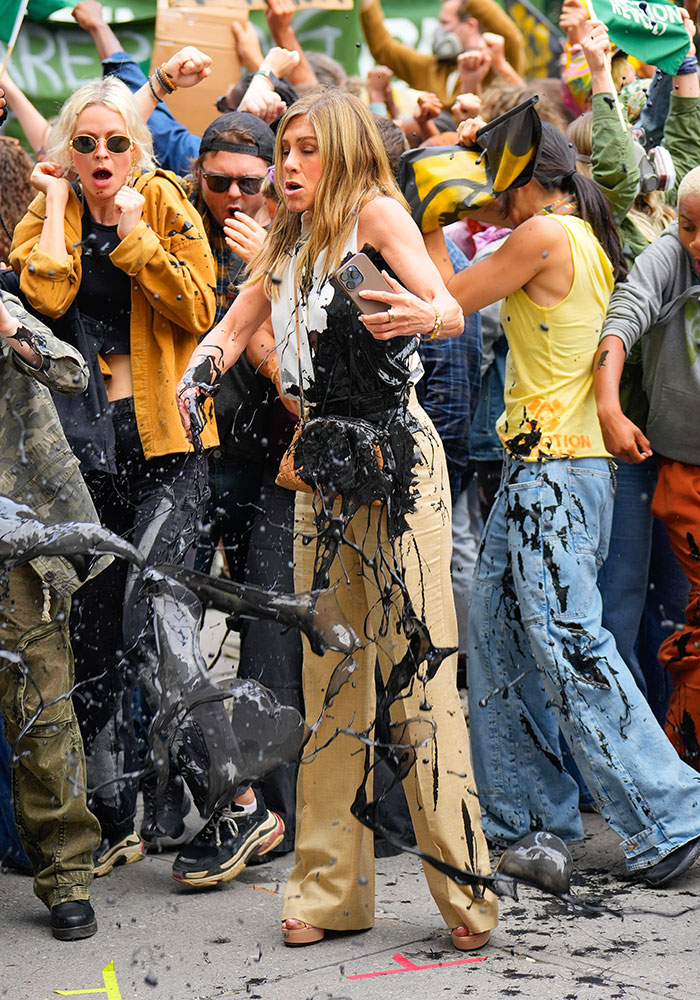Jennifer Aniston Gets Drenched In Black Oil While Filming "The Morning Show" Jennifer Aniston Gets Drenched In Black Oil While Filming "The Morning Show"