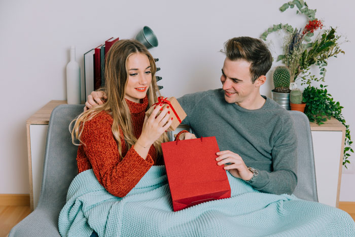 Woman Breaks Things Off With &lsquo;Friend With Benefits&rsquo;, Won&rsquo;t Return His Expensive Gifts, He&rsquo;s Furious