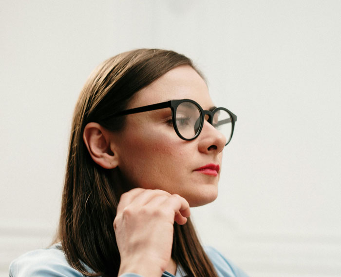 Woman Loses Glasses On Weekend Away With Friends, Suddenly Spots Them In Friend’s Photo Online Woman Loses Glasses On Weekend Away With Friends, Suddenly Spots Them In Friend’s Photo Online