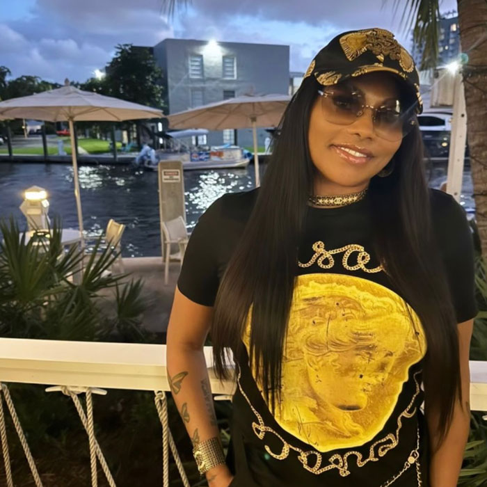 Salt-N-Pepa's Sandra Denton Kicked Off Flight For Refusing To Give Up Her Seat Salt-N-Pepa's Sandra Denton Kicked Off Flight For Refusing To Give Up Her Seat