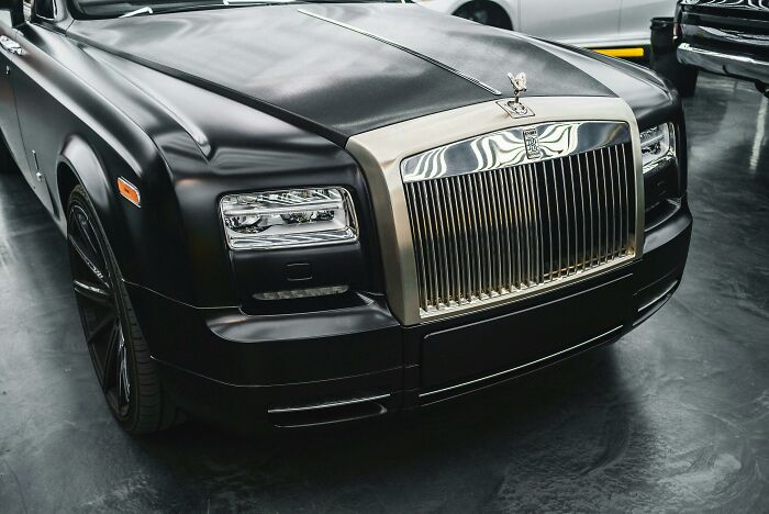 30 Signs That Scream Someone Grew Up Rich, As Pointed Out By Folks Online