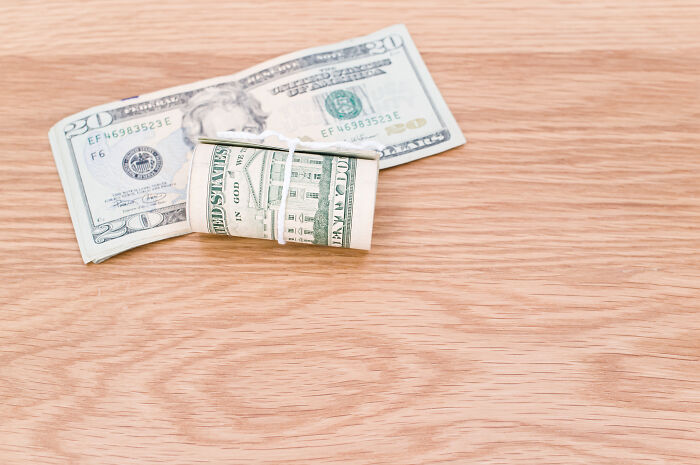 30 Signs That Scream Someone Grew Up Rich, As Pointed Out By Folks Online